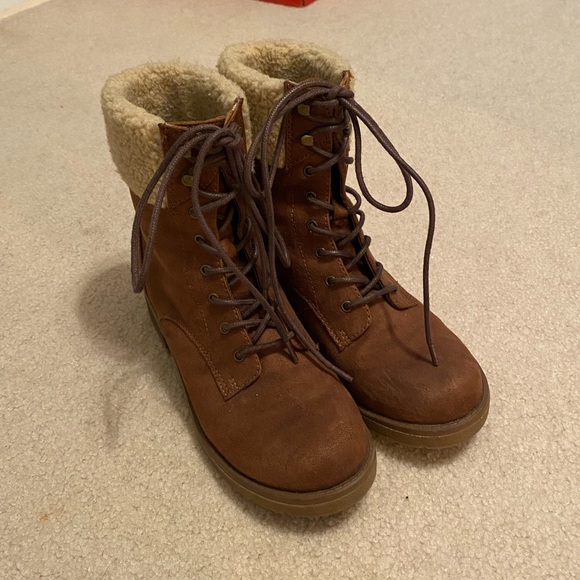 🟤 Brown Suede Boots with Fur - Picture 3 of 11